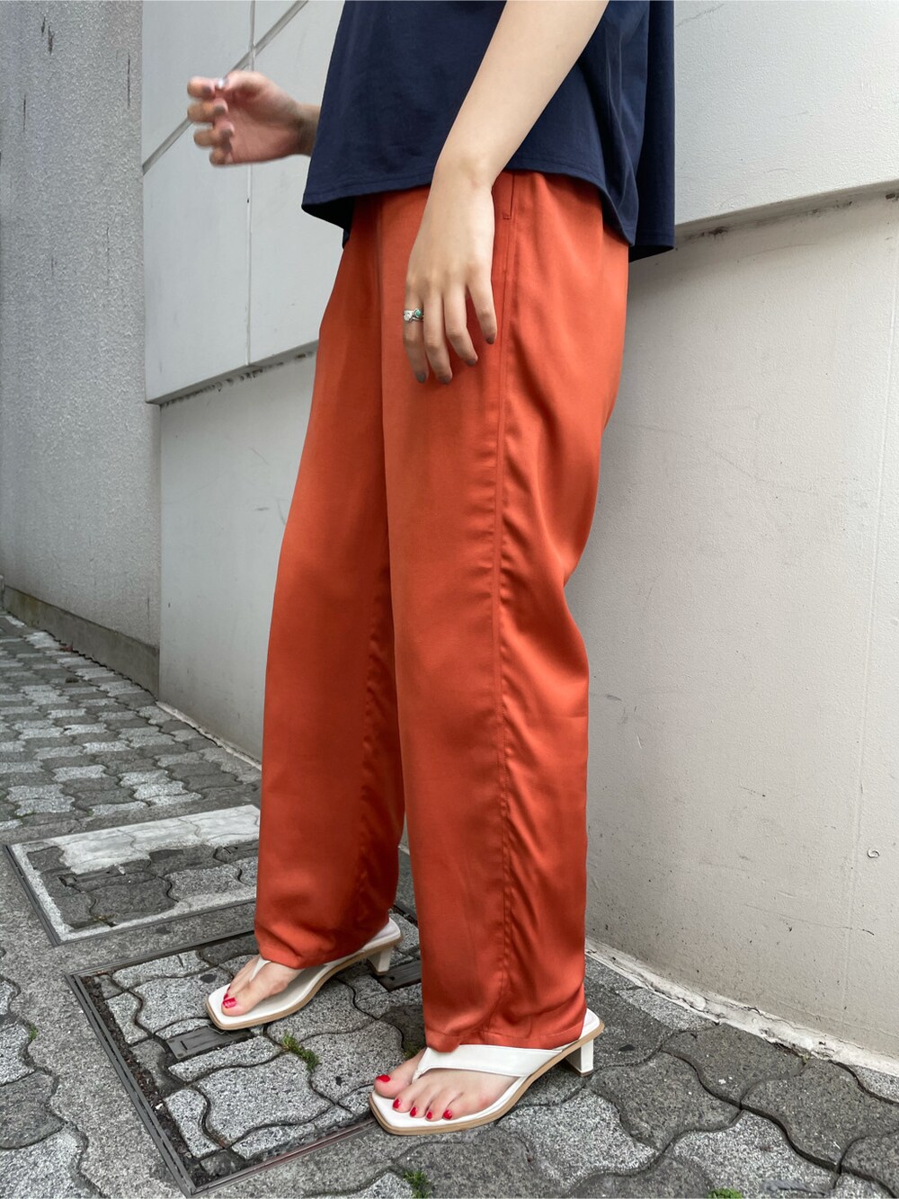 ブルー系のTシャツ/カットソー、オレンジ系のその他パンツ、イエロー系のストール/ショールを着用したレディースの春コーディネートの4枚目の写真