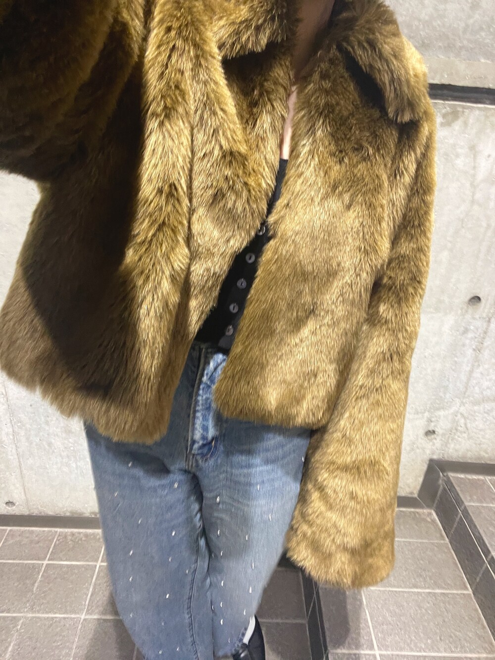 ブラウン系のブルゾン、ブルー系のデニムパンツを着用したレディースの秋コーディネートの3枚目の写真