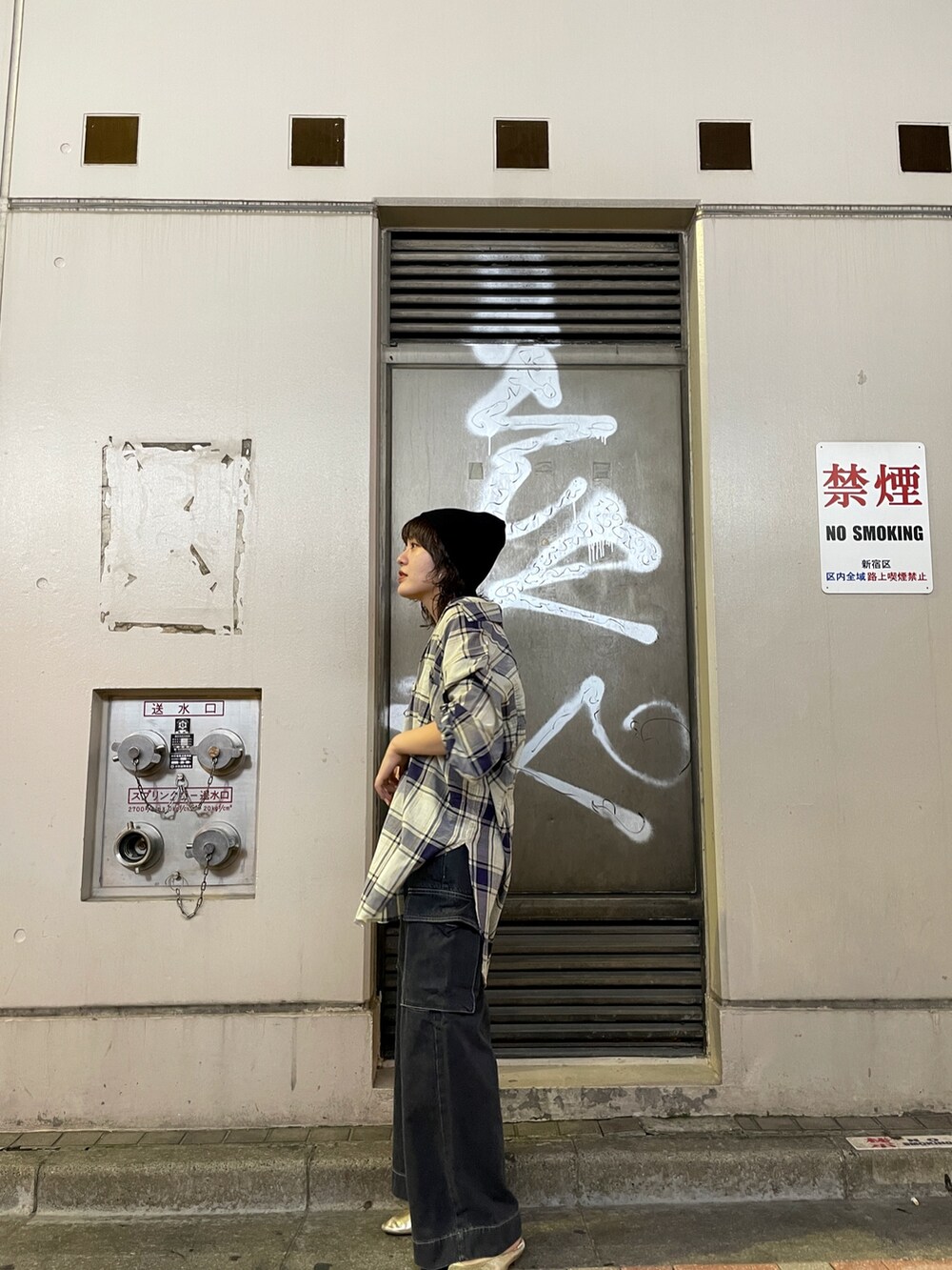 ブラック系のデニムパンツ、ホワイト系のシャツ/ブラウスを着用したレディースの秋コーディネートの3枚目の写真