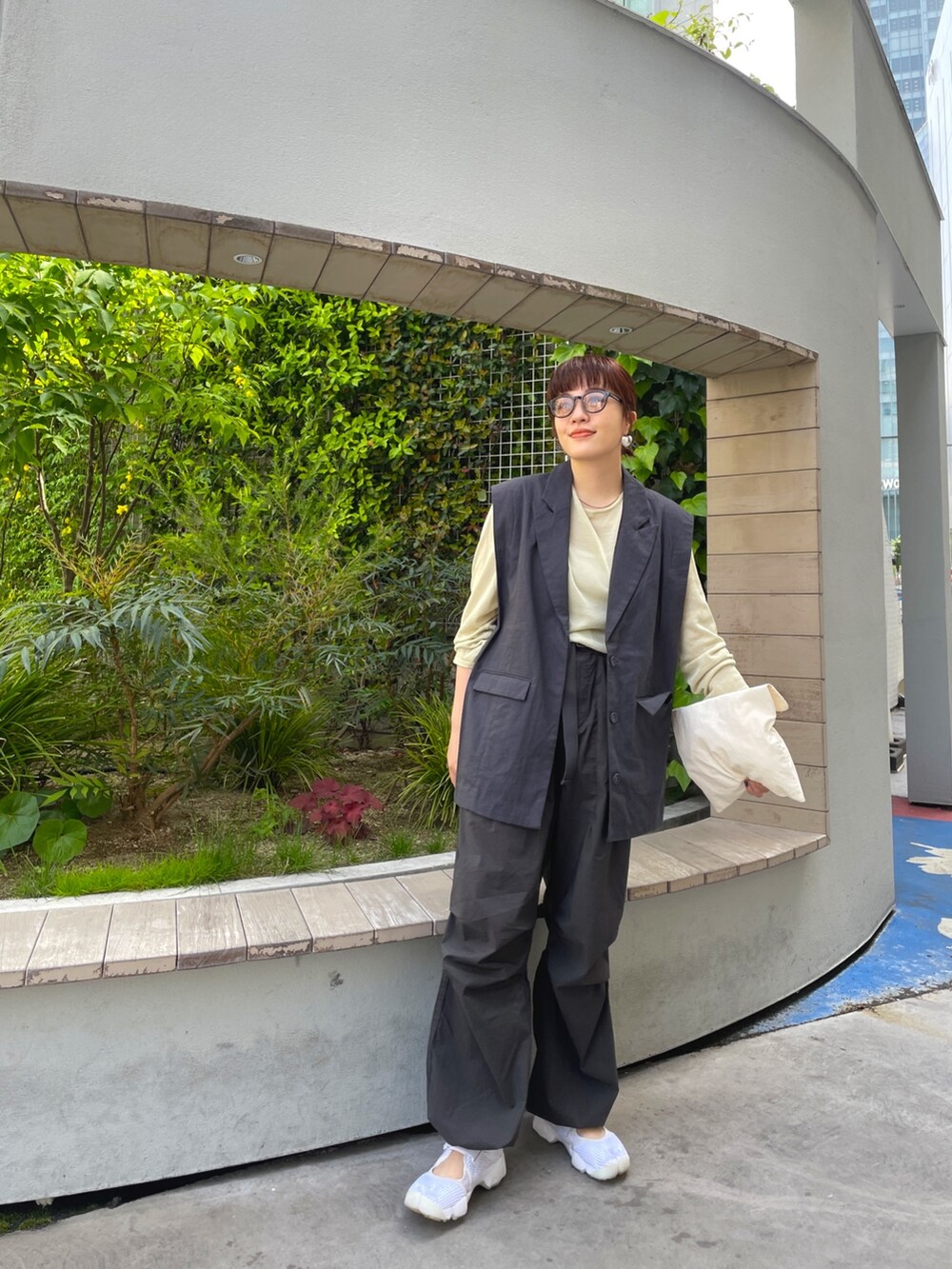 グレー系のテーラードジャケットを着用したレディースの春コーディネートの5枚目の写真