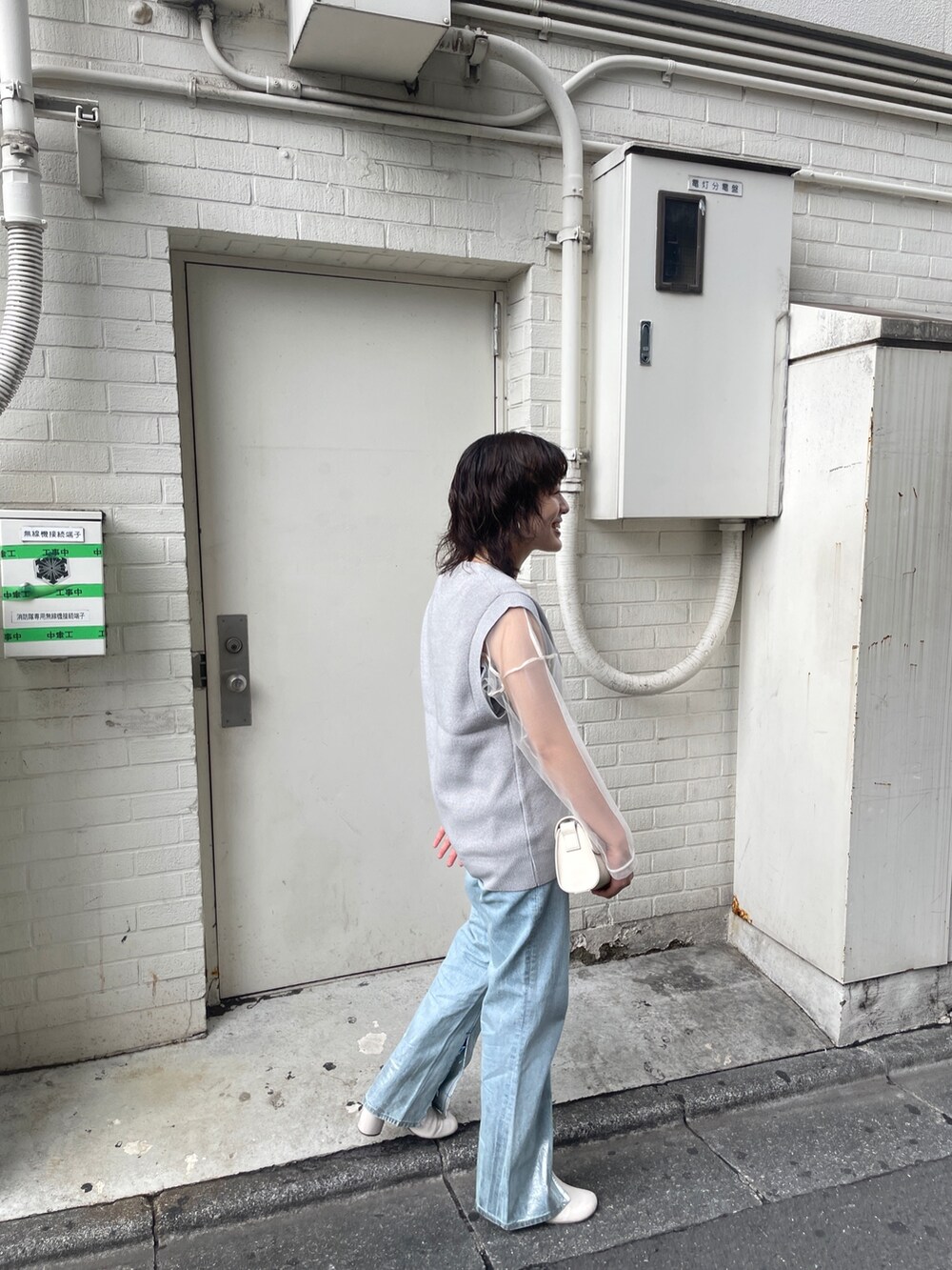 ブルー系のデニムパンツ、シルバー系のベスト、ホワイト系のTシャツ/カットソーを着用したレディースの夏コーディネートの3枚目の写真