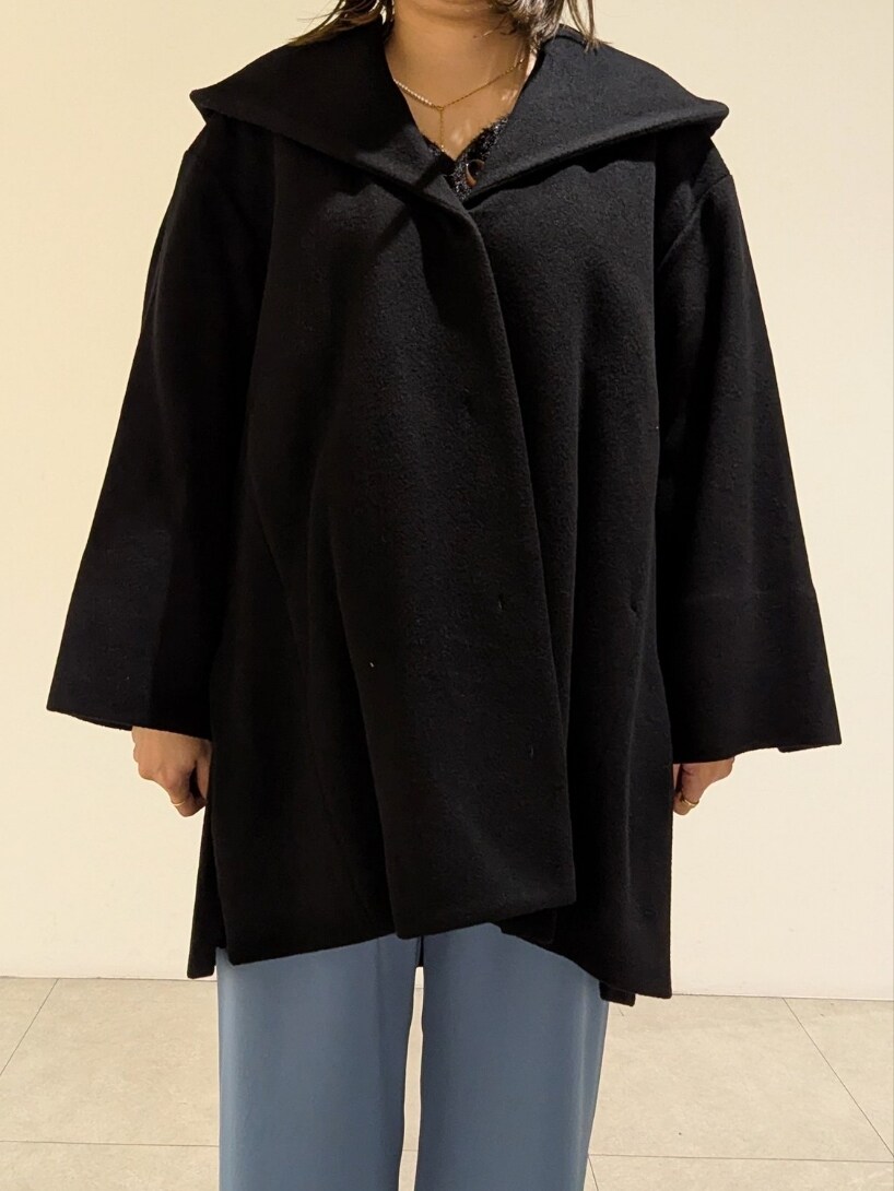 「真冬のあったかスタイル、休日スタイル、大人コーデ、冬、冬服コーデ、パンツコーデ、イエベ秋、骨格ストレート、カリテ(qualite)、パンツスタイル、160cm、コート」｜「boussoleの【boussole×qualite】スパンコールフェザーカーディガン（カーディガン/ボレロ、ブラック系）」を使った、koeさん（骨格ストレート・レディース・160cm）の冬コーディネートの2枚目の写真
