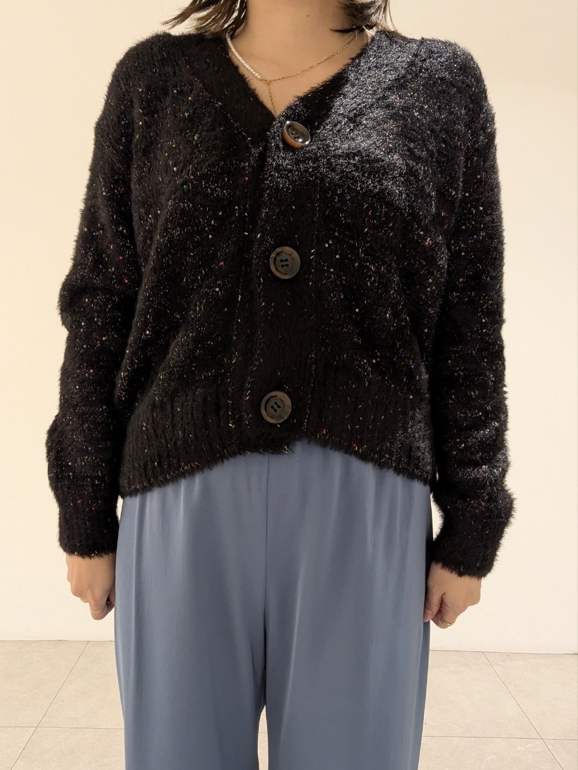 「真冬のあったかスタイル、休日スタイル、大人コーデ、冬、冬服コーデ、パンツコーデ、160cm、骨格ストレート、イエベ秋、カリテ(qualite)、パンツスタイル」｜「boussoleの【boussole×qualite】スパンコールフェザーカーディガン（カーディガン/ボレロ、ブラック系）」を使った、koeさん（骨格ストレート・レディース・160cm）の冬コーディネートの2枚目の写真