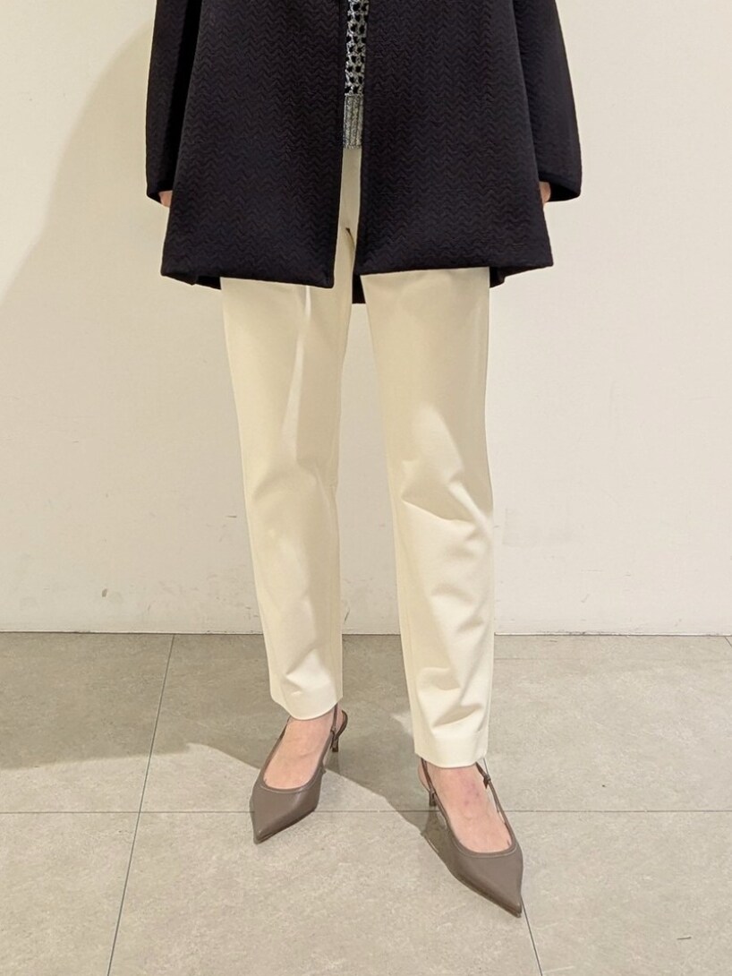 「シンプル、オトナ女子、初春コーデ、春、大人女子、通勤コーデ、大人ファッション、ネイビー×ホワイト、骨格ストレート、イエベ秋、160cm、30代コーデ、カリテ(qualite)、パンツスタイル」｜「qualiteのヘリンボンジャガードコート（トレンチコート、ブルー系）」を使った、koeさん（骨格ストレート・レディース・160cm）の冬コーディネートの3枚目の写真