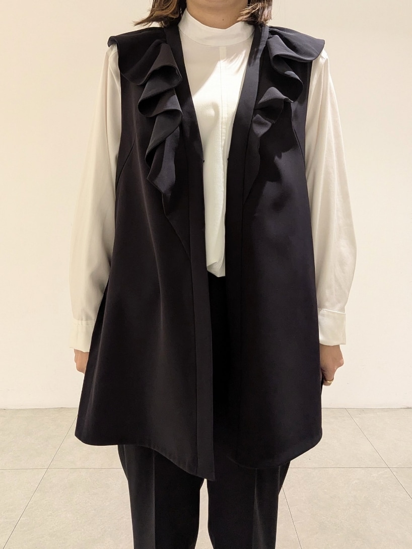 「春先取り、30代コーデ、ママファッション、セットアップ、骨格ストレート、イエベ秋、160cm、セレモニー、オケージョン、カリテ(qualite)」｜「qualiteの【入卒/セレモニー/オケージョン】バックペプラムジレ（ベスト、ブルー系）」を使った、koeさん（骨格ストレート・レディース・160cm）の冬コーディネートの2枚目の写真