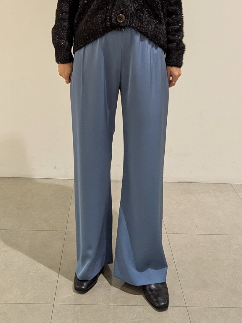 「真冬のあったかスタイル、休日スタイル、大人コーデ、冬、冬服コーデ、パンツコーデ、160cm、骨格ストレート、イエベ秋、カリテ(qualite)、パンツスタイル」｜「boussoleの【boussole×qualite】スパンコールフェザーカーディガン（カーディガン/ボレロ、ブラック系）」を使った、koeさん（骨格ストレート・レディース・160cm）の冬コーディネートの3枚目の写真