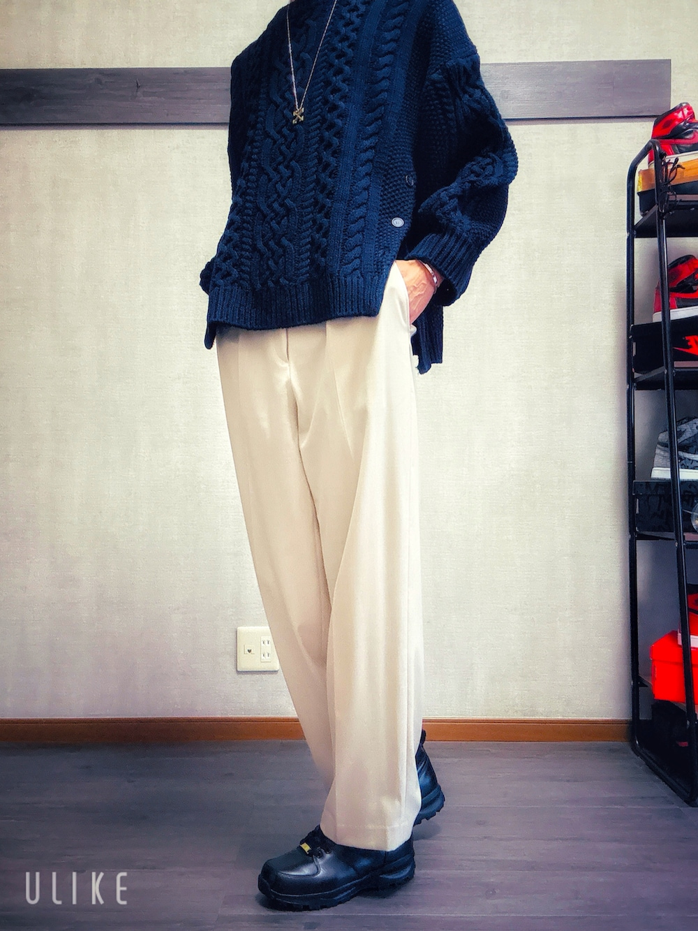 ブラック系のデニムパンツ、ブラック系のブルゾン、グレー系のスウェットを着用したメンズの秋コーディネートの3枚目の写真