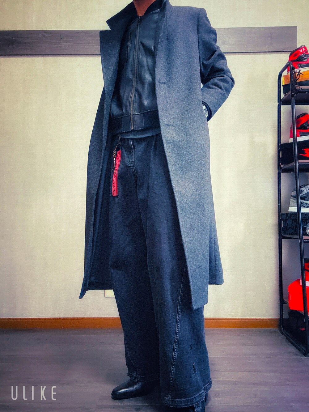 ブラック系のデニムパンツ、ブラック系のブルゾン、グレー系のスウェットを着用したメンズの秋コーディネートの2枚目の写真