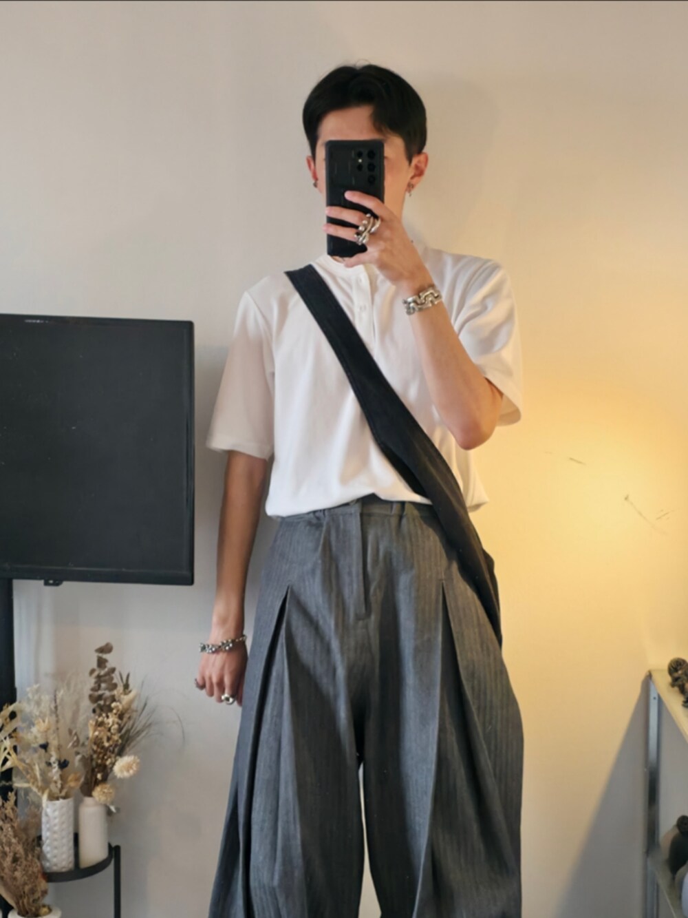 シルバー系のリング、シルバー系のイヤーカフを着用したメンズの秋コーディネートの2枚目の写真