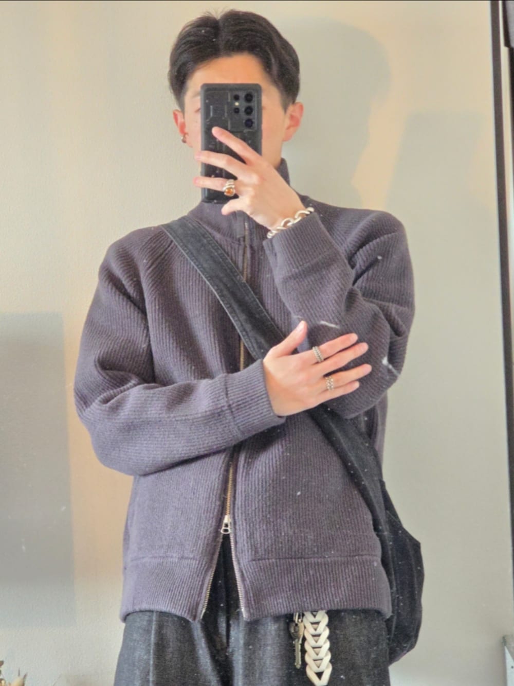 ブラック系のデニムパンツ、グレー系のカーディガン/ボレロ、ブラック系のショルダーバッグを着用したメンズの冬コーディネートの2枚目の写真