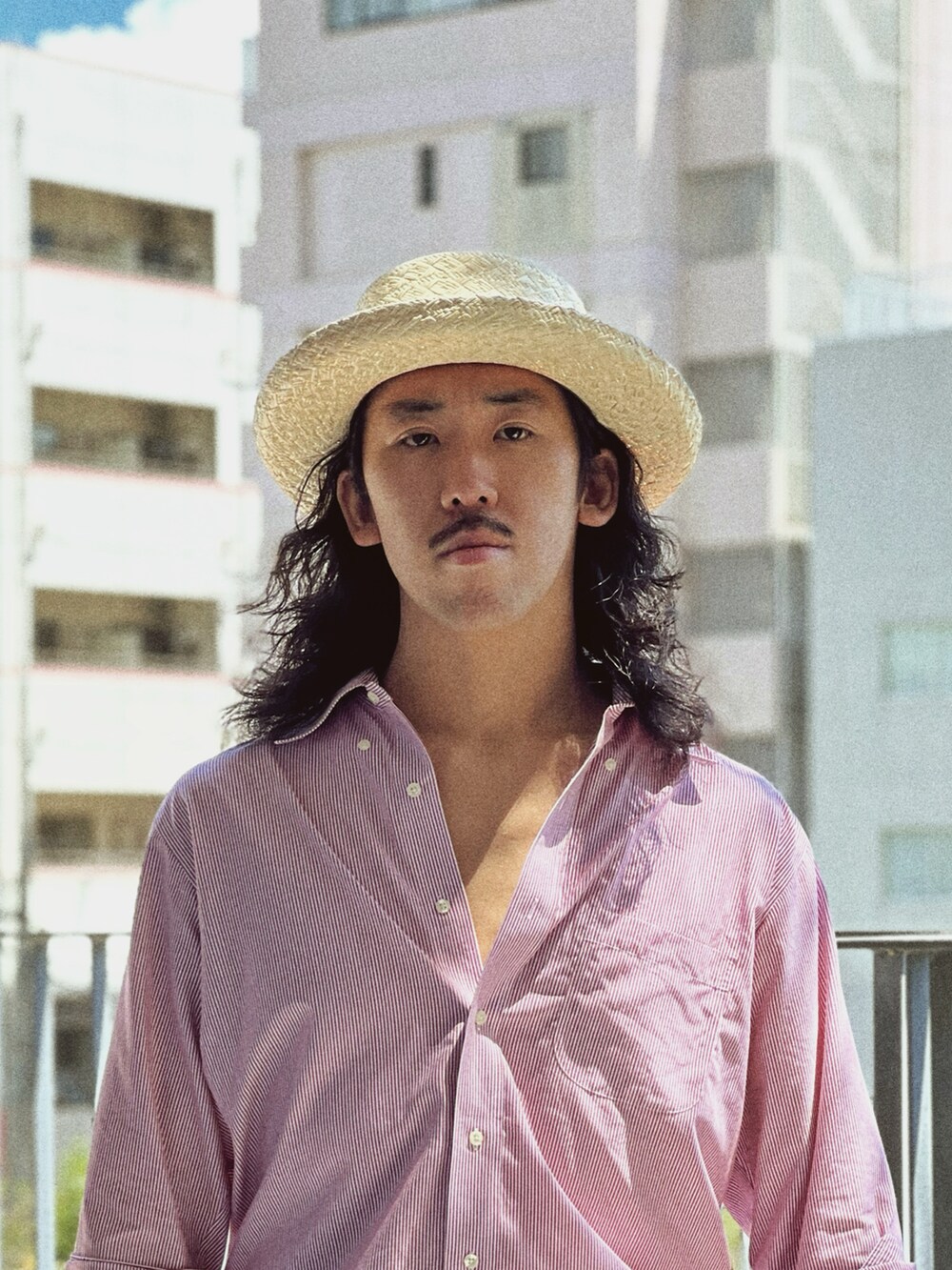 ホワイト系のハットを着用したメンズの夏コーディネートの2枚目の写真