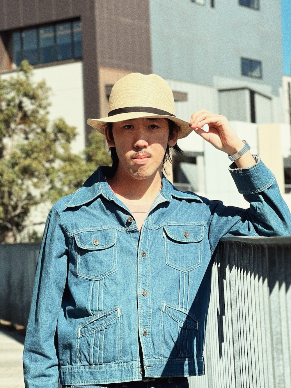 「カジュアルコーデ、デニムパンツ、デニムジャケット、デニムコーデ、ベスト、リーバイス、70's、arth、ハット、中折れハット、春コーデ、古着MIX、お洒落さんとつながりたい、Levi's、古着」｜「arthのarth PaperBD Washable Fedora（ハット、ベージュ系）」を使った、RANRANさん（メンズ・185cm）の春コーディネートの2枚目の写真