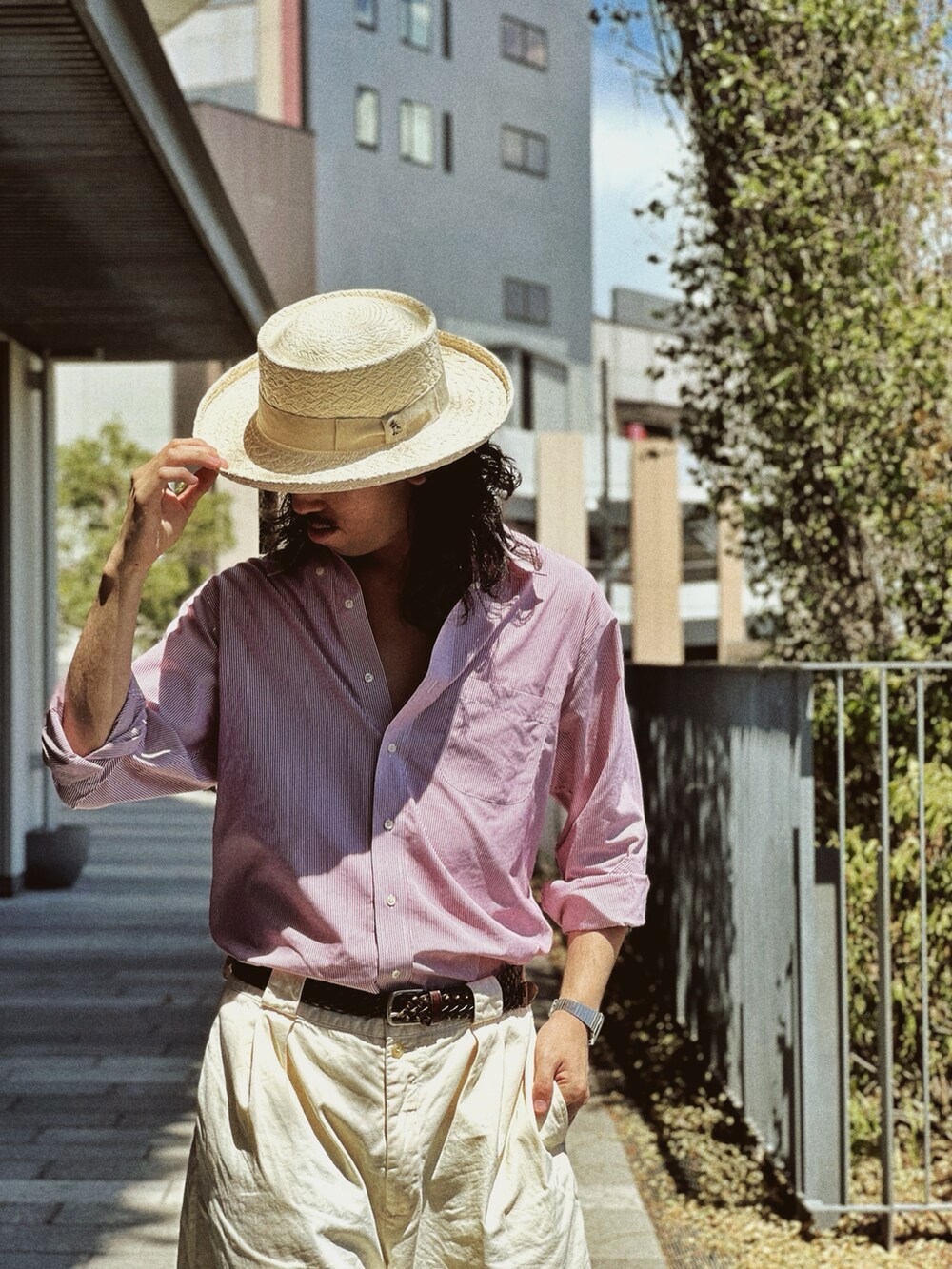 ホワイト系のハットを着用したメンズの夏コーディネートの4枚目の写真