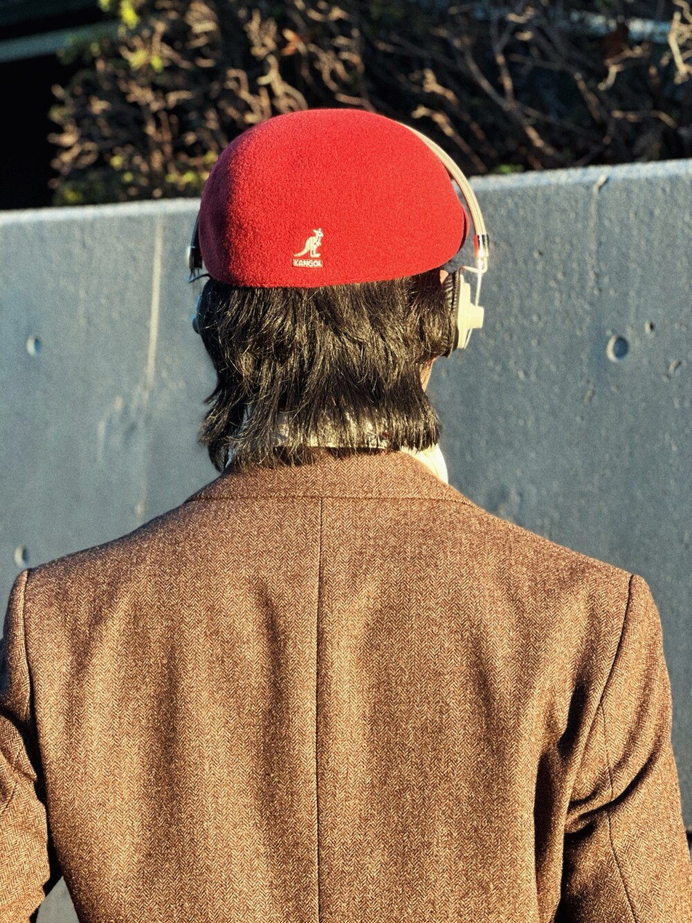 「お洒落さんとつながりたい、冬コーデ、デニム、赤、古着MIX、ジャケット、ヘッドホン、ハンチング、KANGOL、高身長、大人カジュアル、WEAR初心者、スカーフ、メガネ男子、いいね、save、フォローお願いします🤑」｜「Wranglerの古着屋で購入したデッドストックです！（デニムパンツ、ブルー系）」を使った、RANRANさん（メンズ・185cm）の冬コーディネートの3枚目の写真