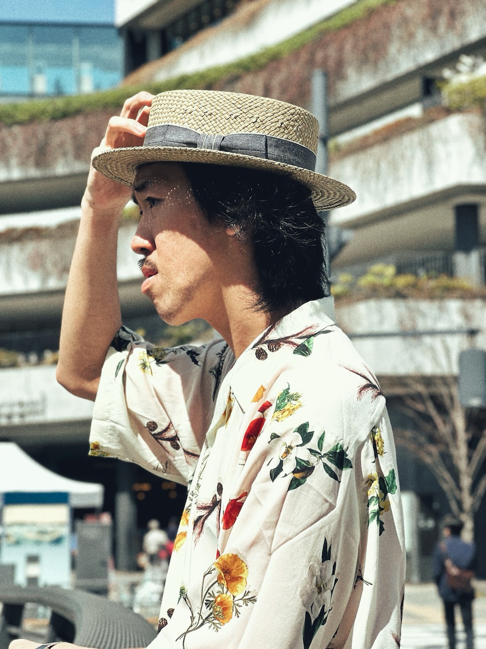 「お洒落さんとつながりたい、夏コーデ、カンカン帽、OVERRIDE、リラックススタイル、GU、帽子、ハット、カジュアル、オープンカラーシャツ、開襟シャツ、デニムパンツ、古着好きな人と繋がりたい、カジュアルコーデ、高身長コーデ」｜「OVERRIDEのOVERRIDE IGUSA BOATER（ハット、ベージュ系）」を使った、RANRANさん（メンズ・185cm）の春コーディネートの3枚目の写真