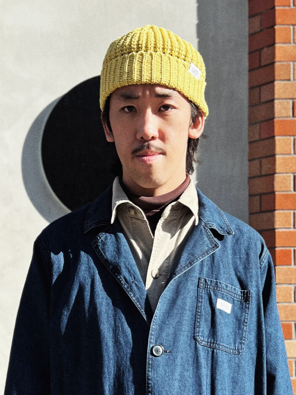 「春コーデ、デニムコーデ、デニム、ニット帽、トートバッグ、エスニック、デニムパンツ、arth、おしゃれさんと繋がりたい、ビーニー、ゆるコーデ、お出かけコーデ、カジュアルコーデ、帽子、古着MIX」｜「arthのarth Recycle Co Rib Watch（ニットキャップ/ビーニー、イエロー系）」を使った、RANRANさん（メンズ・185cm）の冬コーディネートの2枚目の写真