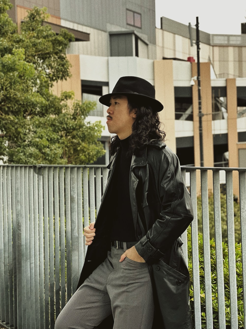 ブラック系のハットを着用したメンズの秋コーディネートの4枚目の写真