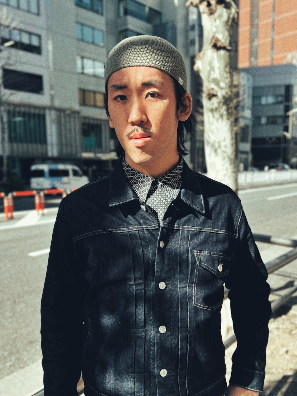 「デニム、デニムジャケット、デニムパンツ、ワークマン、イスラムワッチ、ビーニー、ニット、ニット帽、春夏コーデ、Wrangler、古着MIX、おしゃれさんと繋がりたい、帽子、手編み、OVERRIDE」｜「OVERRIDEのOVERRIDE CROCHET SHORT BEANIE（ニットキャップ/ビーニー、グリーン系）」を使った、RANRANさん（メンズ・185cm）の冬コーディネートの2枚目の写真