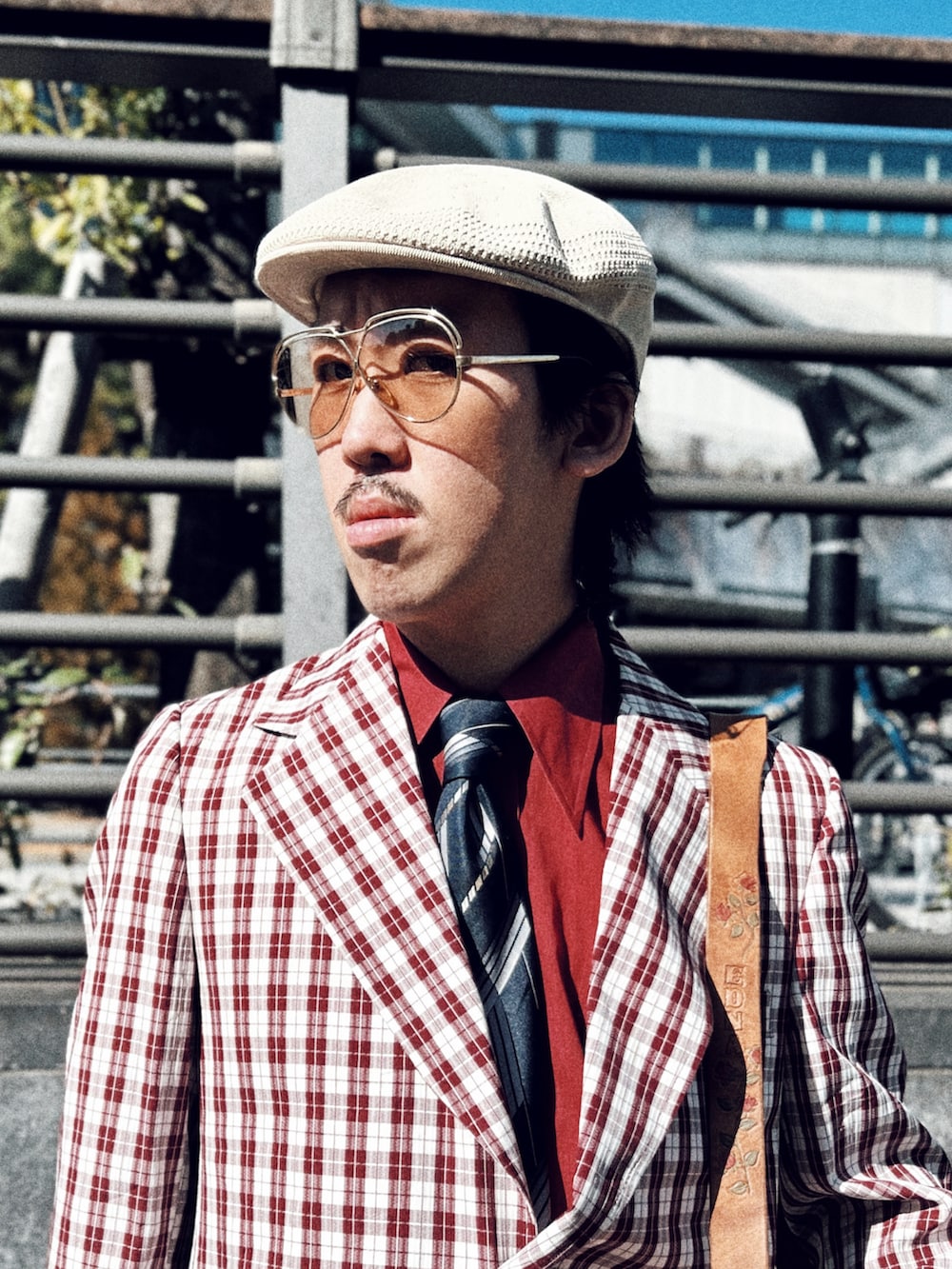 「お洒落さんとつながりたい、70'sコーデ、70年代、ウエスタンブーツ、テーラードジャケット、jcpenney、古着コーデ、古着好きな人と繋がりたい、KANGOL、ハンチング、メンズコーデ、ootd、vintage、Wrangler、OVERRIDE」｜「KANGOLのKANGOL TROPIC 504 VENTAIR（ハンチング/ベレー帽、ベージュ系）」を使った、RANRANさん（メンズ・185cm）の春コーディネートの2枚目の写真