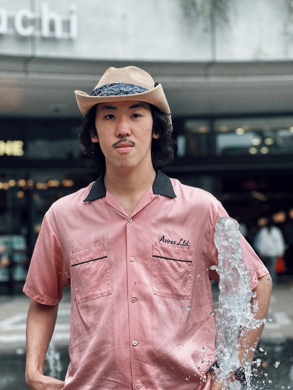 「VANS、デニムパンツ、リーバイス、AVIREX、OVERRIDE、中折れハット、帽子、ハット、カジュアルコーデ、お洒落さんとつながりたい、夏コーデ、オープンカラーシャツ、春夏コーデ、アメカジ、ピンク」｜「AVIREXの《直営店限定》BOWLING SHIRT MIAMI / ボーリング シャツ マイアミ / AVIREX / アヴィレックス（シャツ/ブラウス、ピンク系）」を使った、RANRANさん（メンズ・185cm）の春コーディネートの2枚目の写真