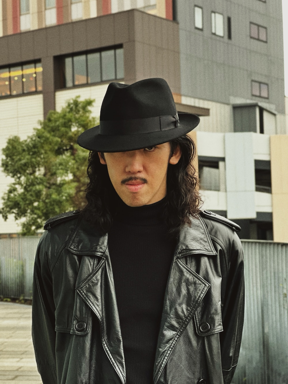 ブラック系のハットを着用したメンズの秋コーディネートの2枚目の写真