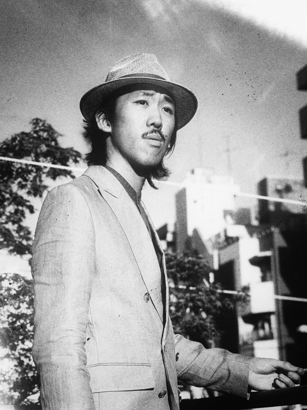 「春夏コーデ、シンプル、ダブルジャケット、ジャケット、夏コーデ、春コーデ、リネン、中折れハット、ハット、OVERRIDE、おしゃれさんと繋がりたい、ZARA、旅行、オトナカジュアル、いいね、save、フォローお願いします🤑」｜「ZARAのアイテム（テーラードジャケット、ベージュ系）」を使った、RANRANさん（メンズ・185cm）の春コーディネートの4枚目の写真