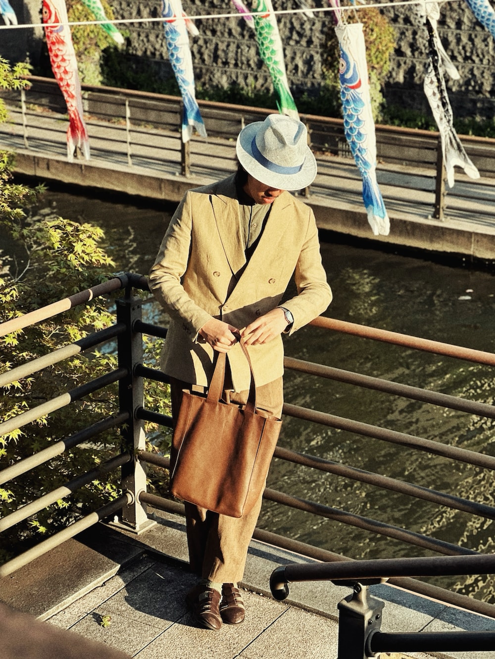 「春夏コーデ、シンプル、ダブルジャケット、ジャケット、夏コーデ、春コーデ、リネン、中折れハット、ハット、OVERRIDE、おしゃれさんと繋がりたい、ZARA、旅行、オトナカジュアル、いいね、save、フォローお願いします🤑」｜「ZARAのアイテム（テーラードジャケット、ベージュ系）」を使った、RANRANさん（メンズ・185cm）の春コーディネートの2枚目の写真