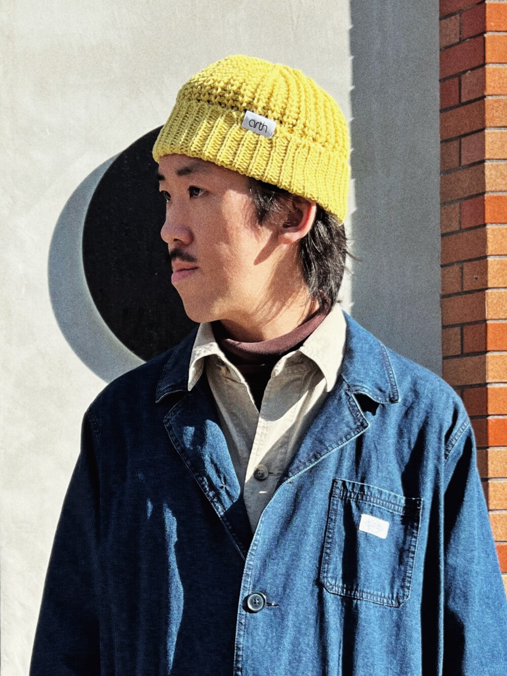 「春コーデ、デニムコーデ、デニム、ニット帽、トートバッグ、エスニック、デニムパンツ、arth、おしゃれさんと繋がりたい、ビーニー、ゆるコーデ、お出かけコーデ、カジュアルコーデ、帽子、古着MIX」｜「arthのarth Recycle Co Rib Watch（ニットキャップ/ビーニー、イエロー系）」を使った、RANRANさん（メンズ・185cm）の冬コーディネートの3枚目の写真
