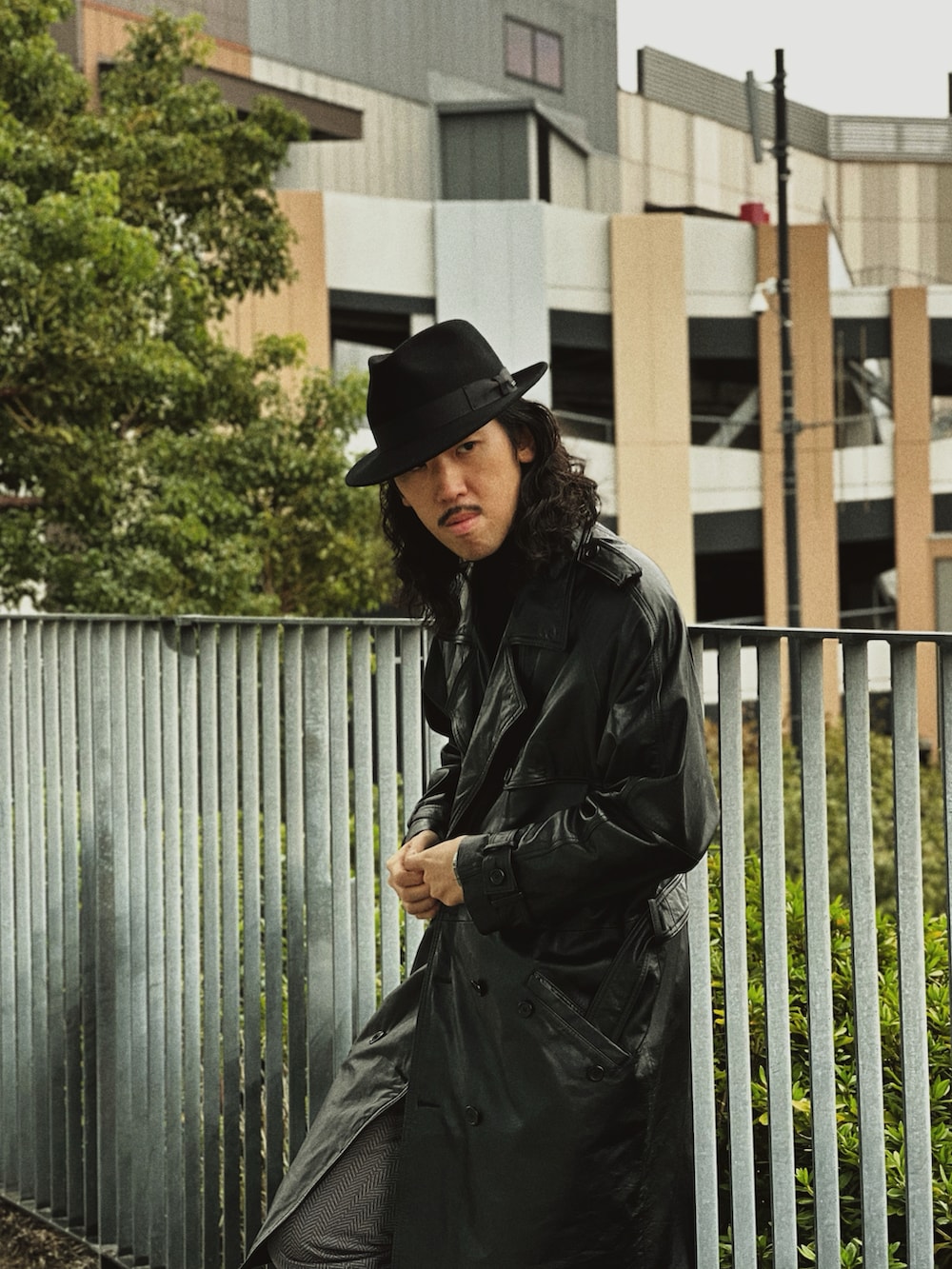 ブラック系のハットを着用したメンズの秋コーディネートの3枚目の写真