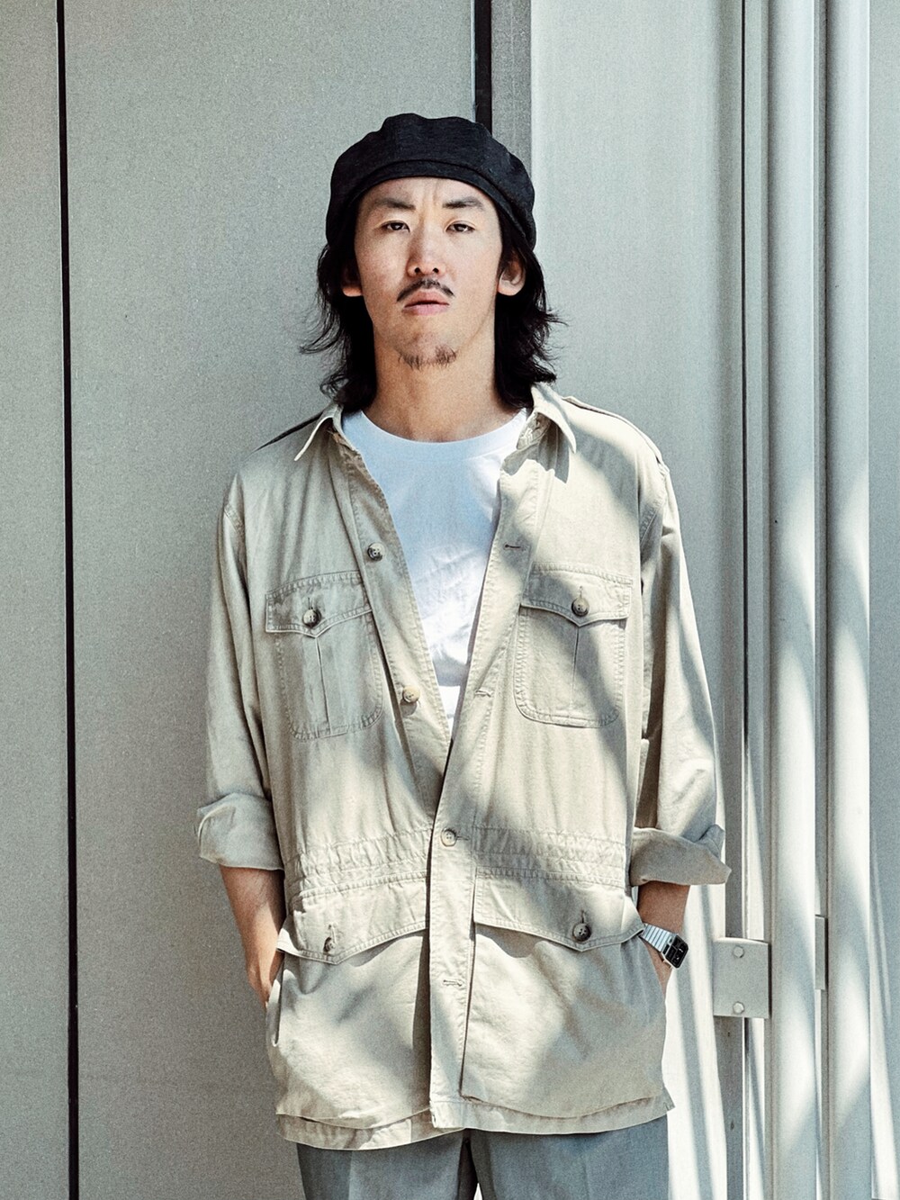 「秋服準備はじめました、古着MIX、サファリジャケット、キャスケット、VANS、スニーカー、カジュアルコーデ、秋のコーデ、おしゃれさんと繋がりたい、古着、帽子、arth、グレー、シンプル、古着好きな人と繋がりたい」｜「Banana Republicのアイテム（その他アウター、ベージュ系）」を使った、RANRANさん（メンズ・185cm）の夏コーディネートの2枚目の写真