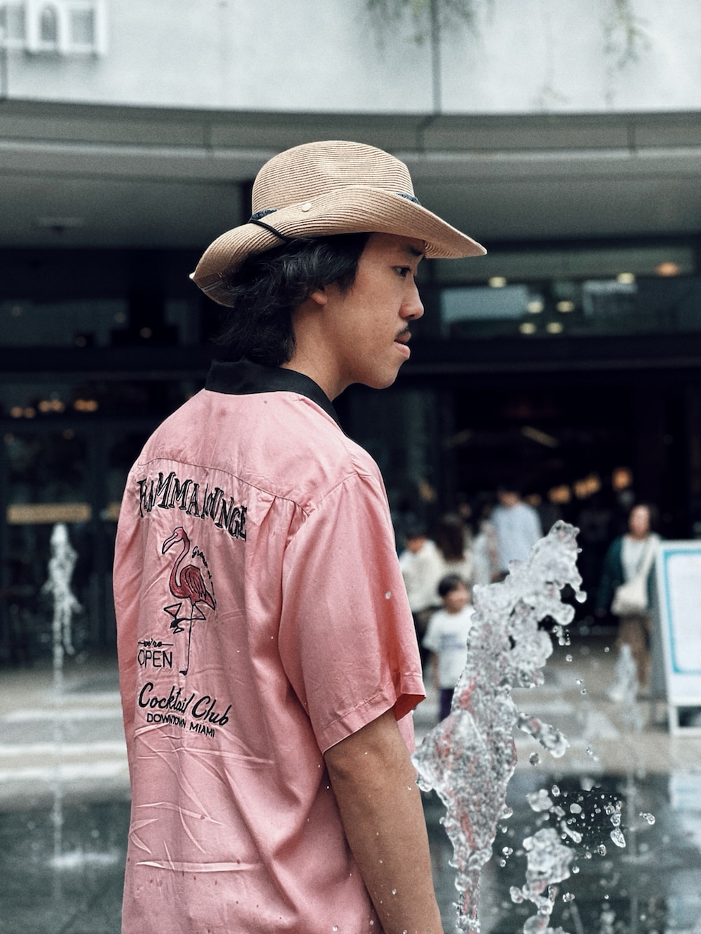 「VANS、デニムパンツ、リーバイス、AVIREX、OVERRIDE、中折れハット、帽子、ハット、カジュアルコーデ、お洒落さんとつながりたい、夏コーデ、オープンカラーシャツ、春夏コーデ、アメカジ、ピンク」｜「AVIREXの《直営店限定》BOWLING SHIRT MIAMI / ボーリング シャツ マイアミ / AVIREX / アヴィレックス（シャツ/ブラウス、ピンク系）」を使った、RANRANさん（メンズ・185cm）の春コーディネートの3枚目の写真