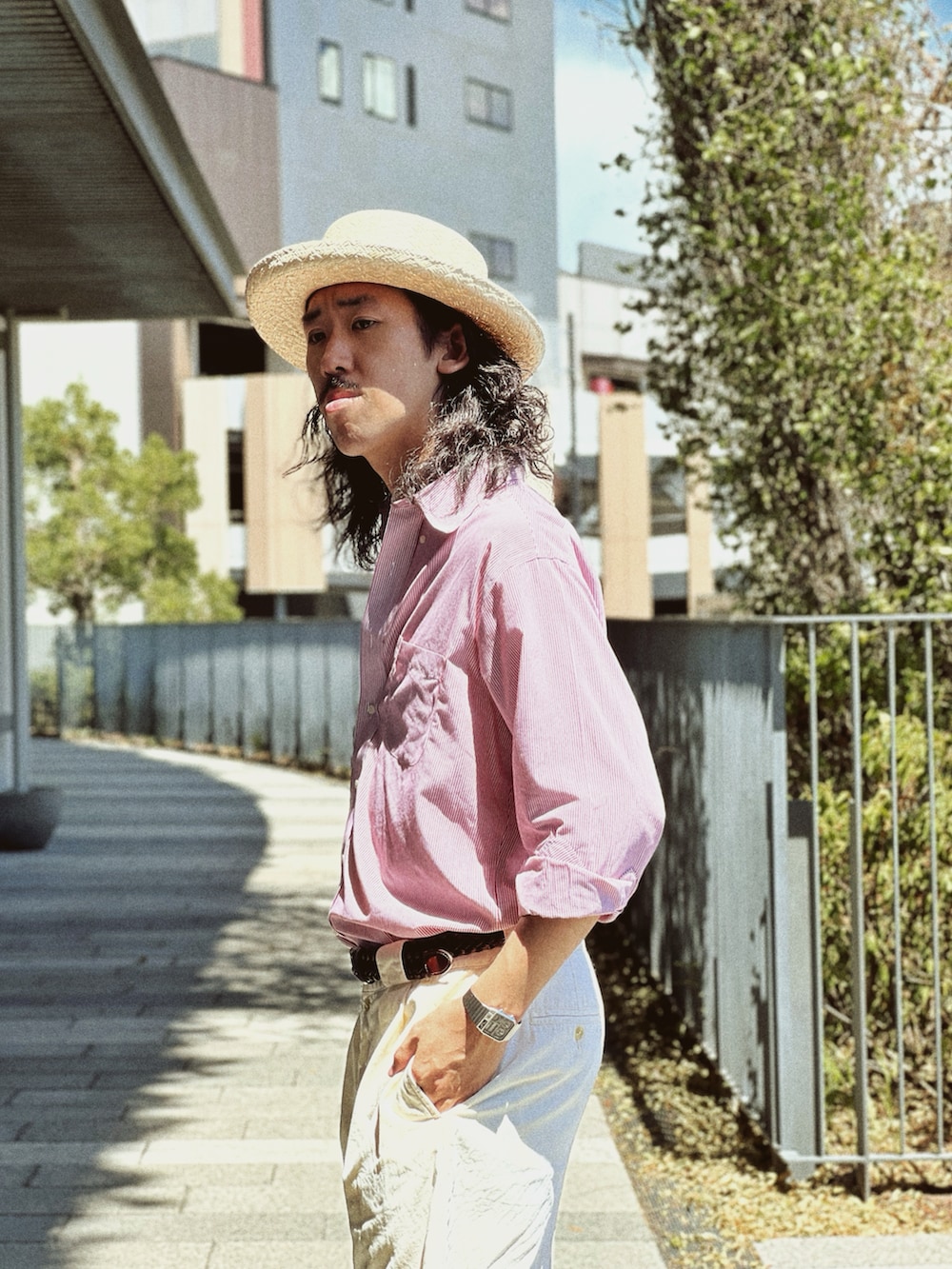 ホワイト系のハットを着用したメンズの夏コーディネートの3枚目の写真