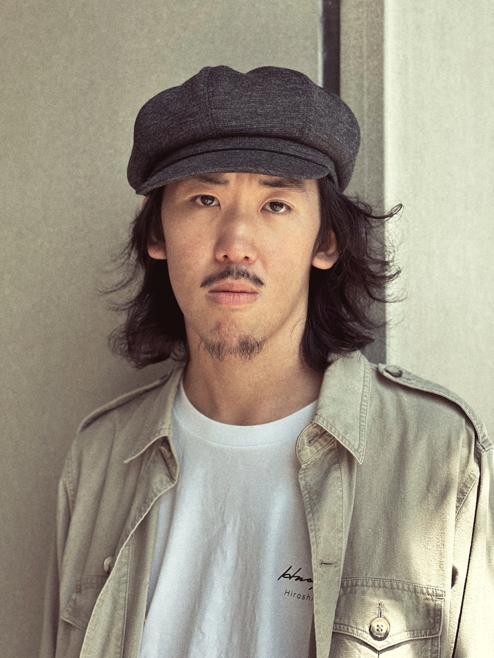 「秋服準備はじめました、古着MIX、サファリジャケット、キャスケット、VANS、スニーカー、カジュアルコーデ、秋のコーデ、おしゃれさんと繋がりたい、古着、帽子、arth、グレー、シンプル、古着好きな人と繋がりたい」｜「Banana Republicのアイテム（その他アウター、ベージュ系）」を使った、RANRANさん（メンズ・185cm）の夏コーディネートの3枚目の写真