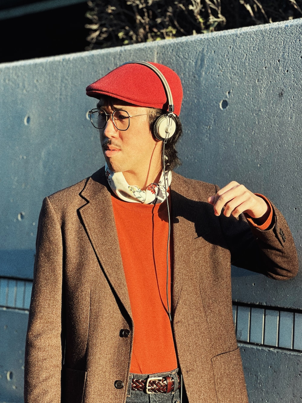 「お洒落さんとつながりたい、冬コーデ、デニム、赤、古着MIX、ジャケット、ヘッドホン、ハンチング、KANGOL、高身長、大人カジュアル、WEAR初心者、スカーフ、メガネ男子、いいね、save、フォローお願いします🤑」｜「Wranglerの古着屋で購入したデッドストックです！（デニムパンツ、ブルー系）」を使った、RANRANさん（メンズ・185cm）の冬コーディネートの2枚目の写真
