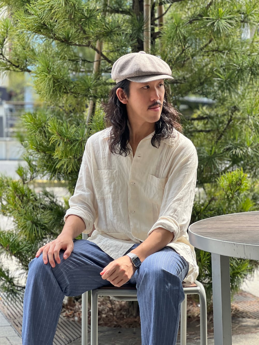 ベージュ系のキャスケットを着用したメンズの秋コーディネートの2枚目の写真