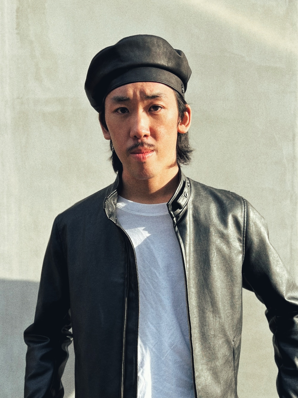「レザージャケット、レザー、カジュアル、シンプル、ベレー帽、arth、スニーカー、デニム、リーバイス、おしゃれさんと繋がりたい、帽子、無印良品、秋冬コーデ、今日のコーデ、メンズファッション」｜「arthのarth Leather Beret（ハンチング/ベレー帽、ブラック系）」を使った、RANRANさん（メンズ・185cm）の冬コーディネートの2枚目の写真
