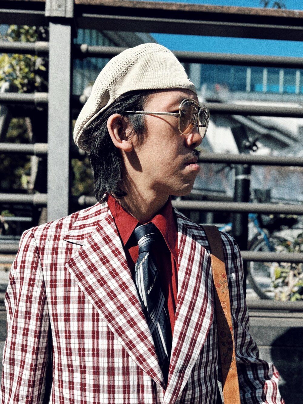 「お洒落さんとつながりたい、70'sコーデ、70年代、ウエスタンブーツ、テーラードジャケット、jcpenney、古着コーデ、古着好きな人と繋がりたい、KANGOL、ハンチング、メンズコーデ、ootd、vintage、Wrangler、OVERRIDE」｜「KANGOLのKANGOL TROPIC 504 VENTAIR（ハンチング/ベレー帽、ベージュ系）」を使った、RANRANさん（メンズ・185cm）の春コーディネートの3枚目の写真