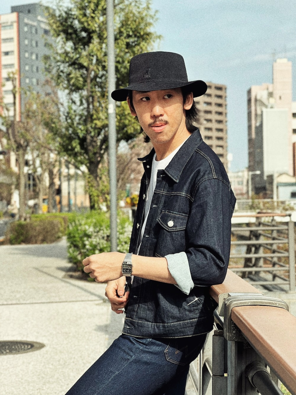 「春のNewスタイル、カジュアルコーデ、春、シンプルコーデ、デニム、ワークマン、Wrangler、VANS、KANGOL、バケットハット、高身長コーデ、春コーデ、いいね、save、フォローお願いします🤑、シンプル、帽子」｜「KANGOLのKANGOL TROPIC RAP HAT（ハット、ブラック系）」を使った、RANRANさん（メンズ・185cm）の春コーディネートの2枚目の写真