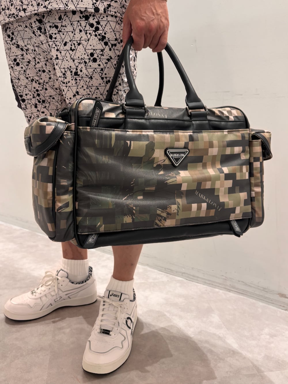 MARK & LONAのボストンバッグを使った人気ファッション MARK&LONA