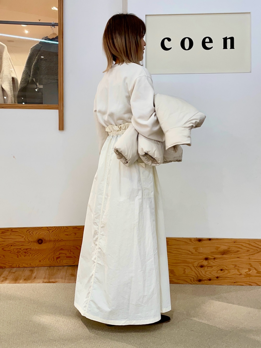 ベージュ系のその他アウター、ベージュ系のワンピースを着用したレディースの冬コーディネートの3枚目の写真