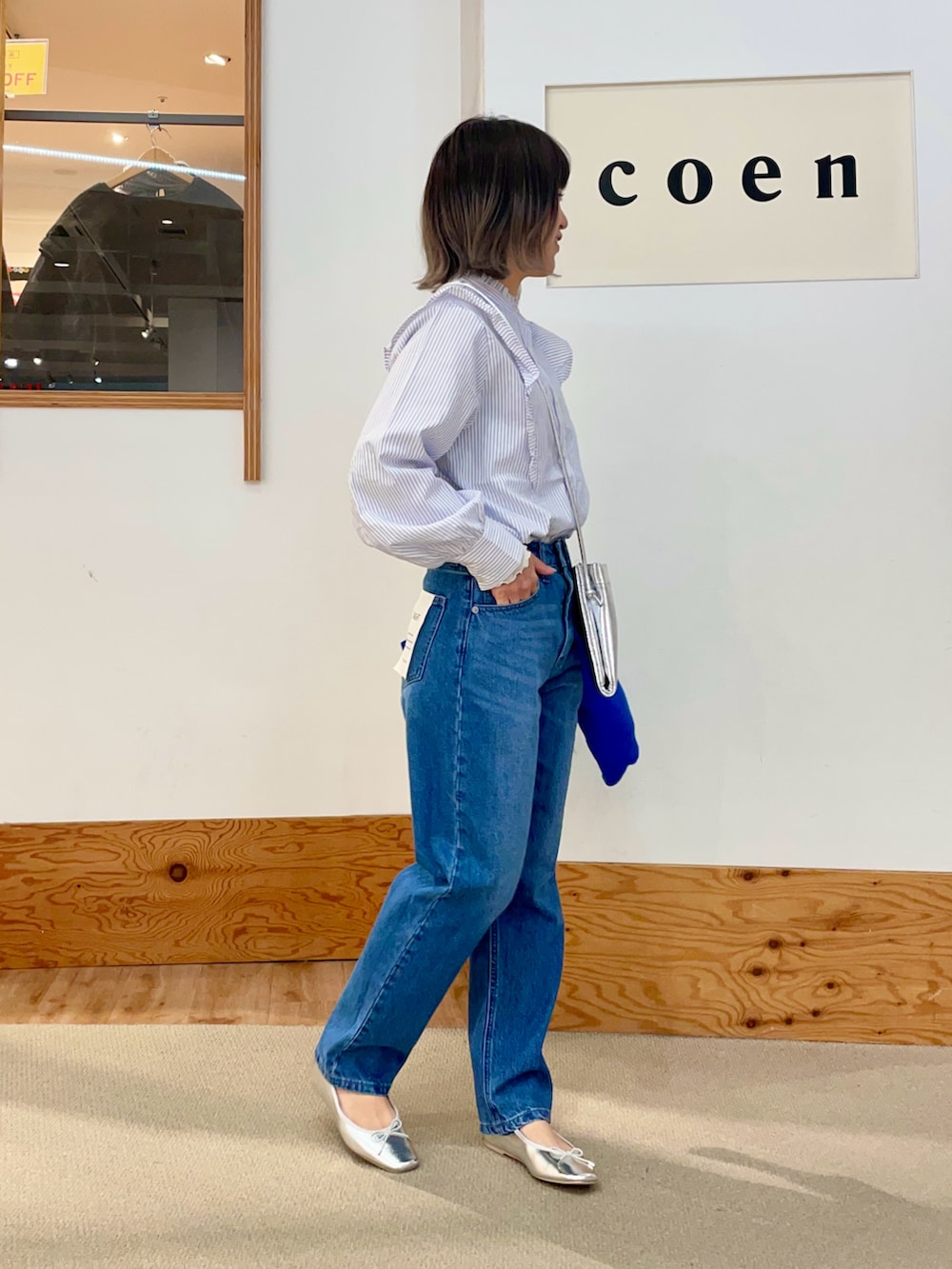 その他のシャツ/ブラウス、ブルー系のカーディガン/ボレロ、シルバー系のショルダーバッグを着用したレディースの冬コーディネートの2枚目の写真