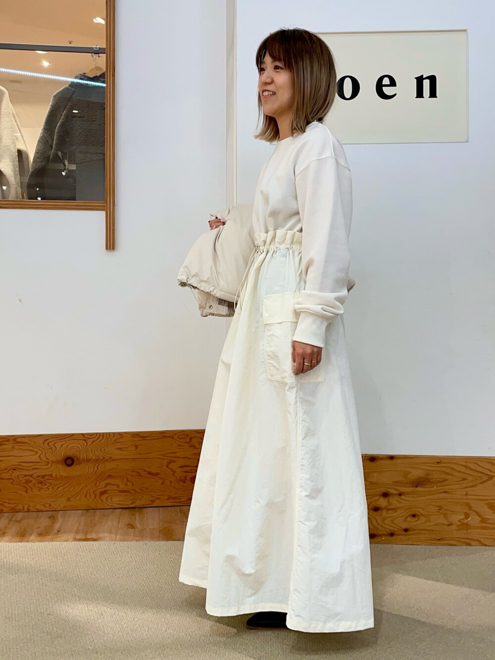 ベージュ系のその他アウター、ベージュ系のワンピースを着用したレディースの冬コーディネートの2枚目の写真