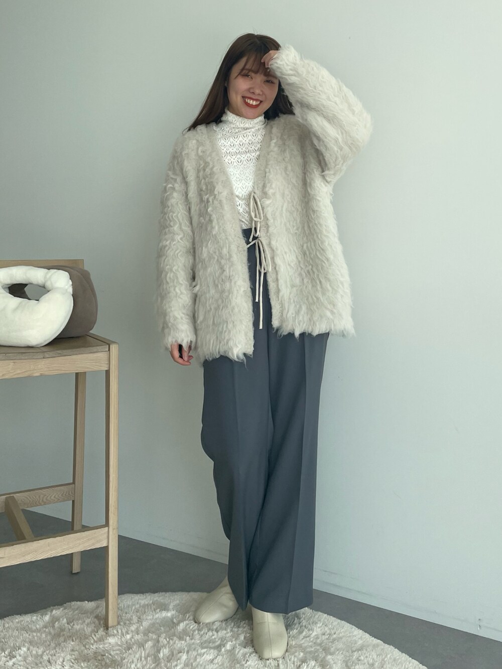 その他のカーディガン/ボレロ、グレー系のその他パンツを着用したレディースの秋コーディネートの3枚目の写真