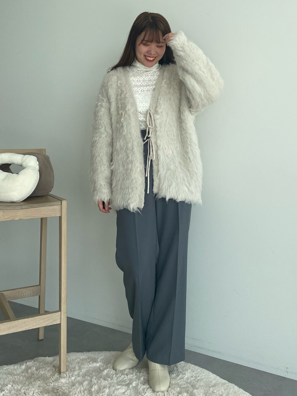 その他のカーディガン/ボレロ、グレー系のその他パンツを着用したレディースの秋コーディネートの2枚目の写真