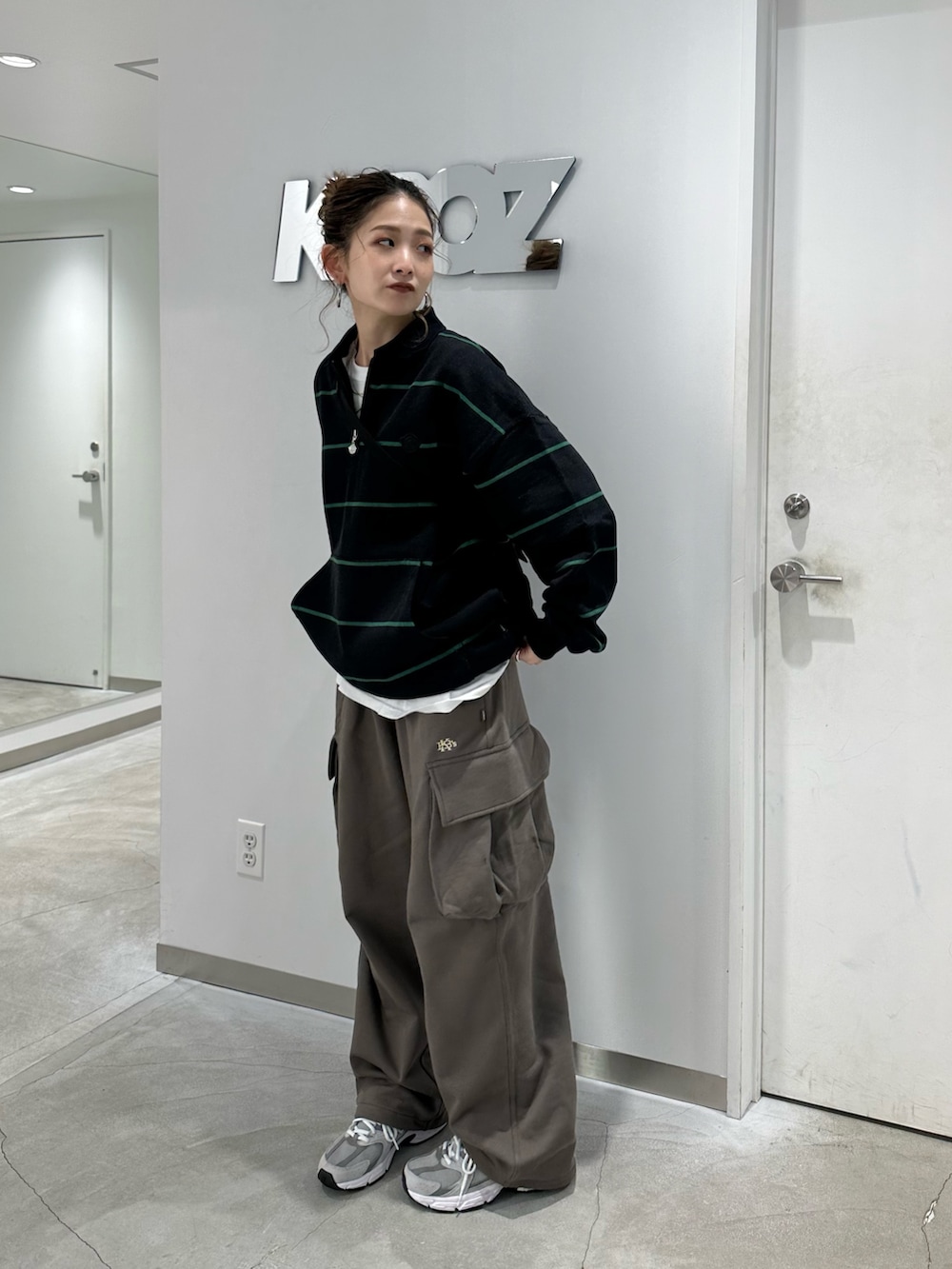 ブルー系のスウェット、ブラウン系のスウェットパンツを着用したレディースの冬コーディネートの2枚目の写真