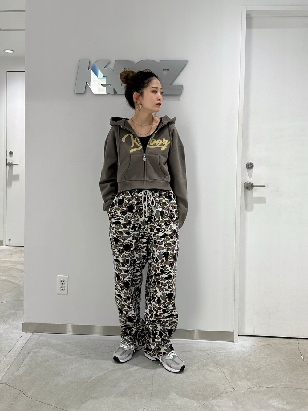 ブラウン系のパーカー、その他のスウェットパンツを着用したレディースの冬コーディネートの2枚目の写真