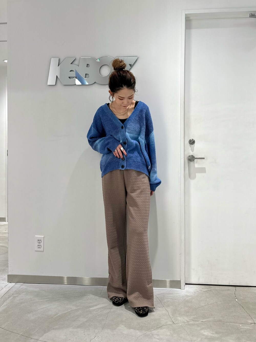 ブルー系のカーディガン/ボレロ、ベージュ系のその他パンツを着用したレディースの冬コーディネートの2枚目の写真