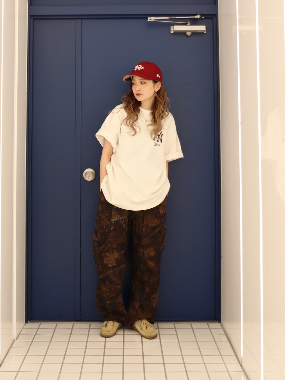 ホワイト系のTシャツ/カットソー、その他のカーゴパンツを着用したレディースの夏コーディネートの2枚目の写真