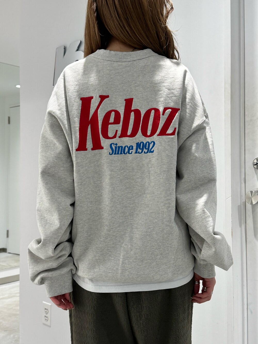 グレー系のスウェット、グリーン系のその他パンツを着用したレディースの秋コーディネートの3枚目の写真