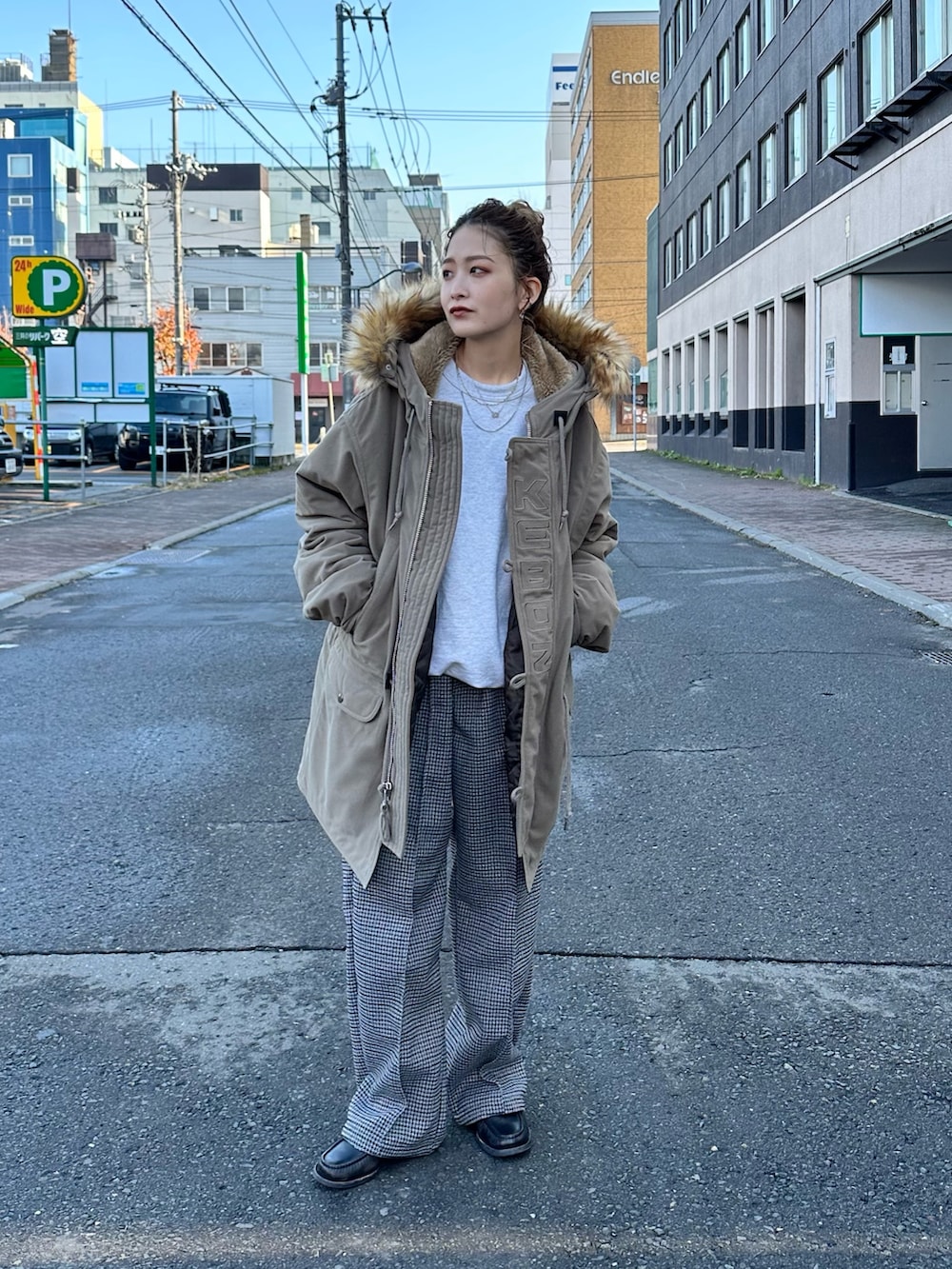 グリーン系のミリタリージャケット、グレー系のスウェット、グレー系のその他パンツを着用したレディースの冬コーディネートの2枚目の写真